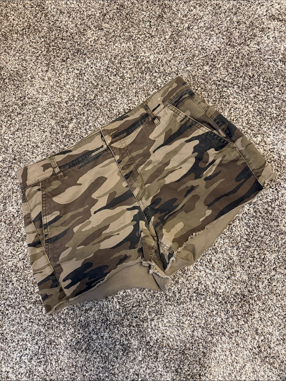 EXPRESS LIKE NEW SIZE 6 Camo Women's High-Rise Denim Shorts - Olive Green